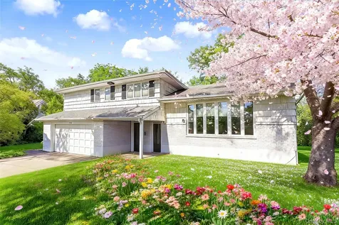 105 Serpentine Lane Albertson NY 11507