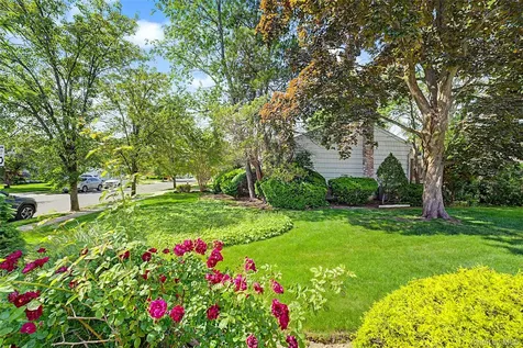 105 Serpentine Lane Albertson NY 11507