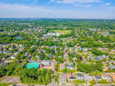 105 Serpentine Lane Albertson NY 11507