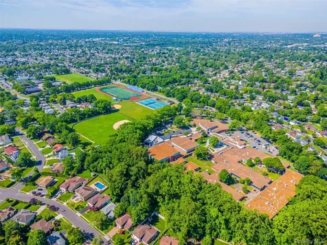 105 Serpentine Lane Albertson NY 11507