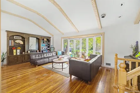 105 Serpentine Lane Albertson NY 11507