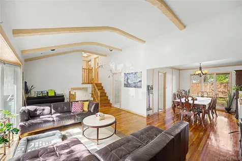 105 Serpentine Lane Albertson NY 11507