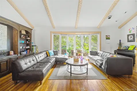 105 Serpentine Lane Albertson NY 11507