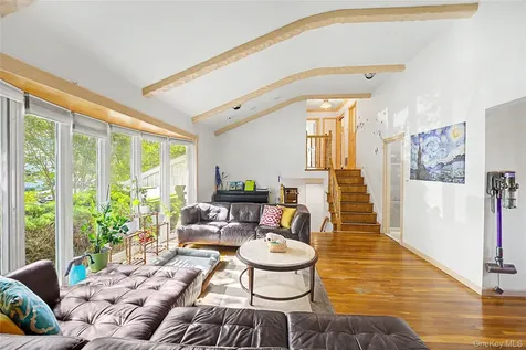 105 Serpentine Lane Albertson NY 11507