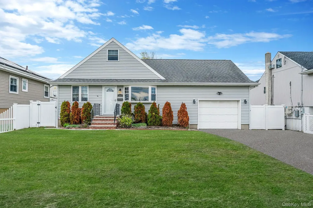 253 E Riviera Drive Lindenhurst NY 11757
