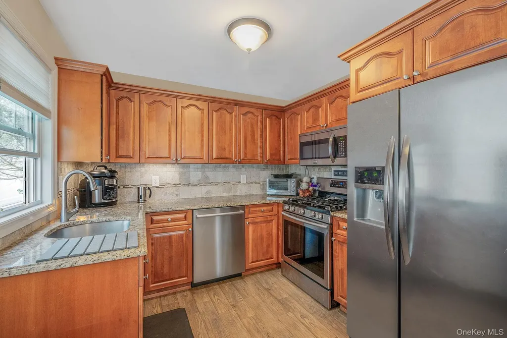 253 E Riviera Drive Lindenhurst NY 11757