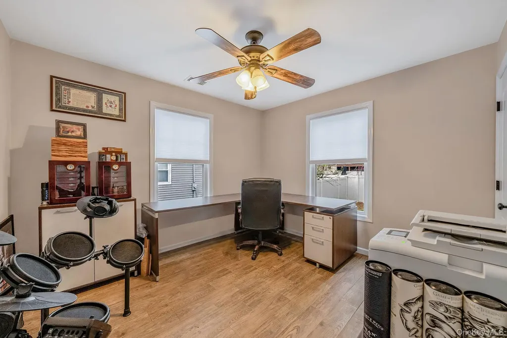 253 E Riviera Drive Lindenhurst NY 11757
