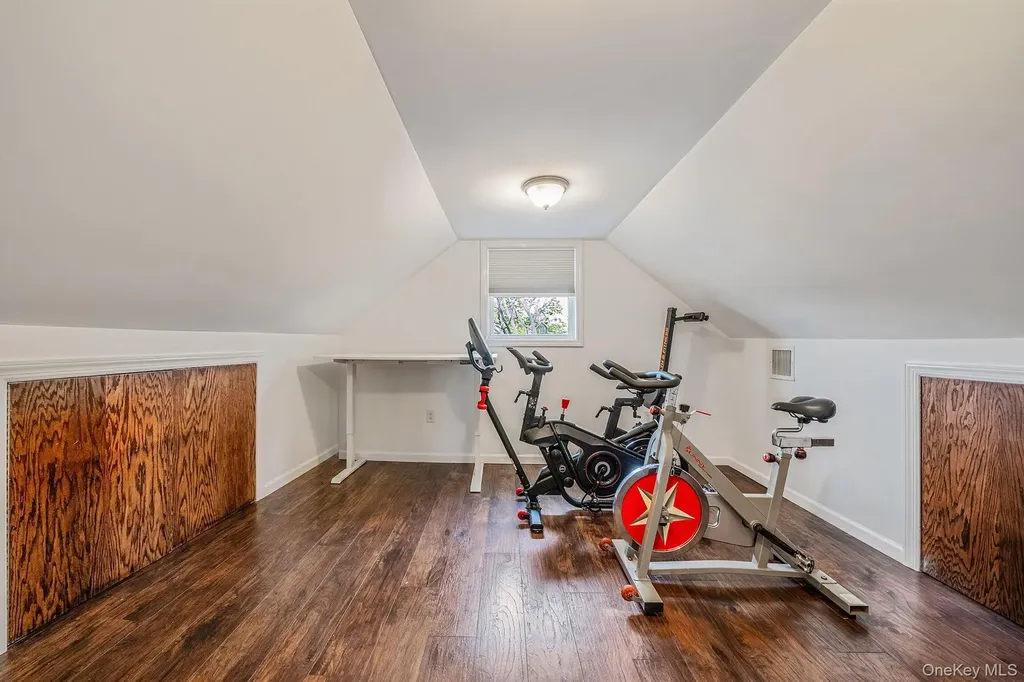 253 E Riviera Drive Lindenhurst NY 11757