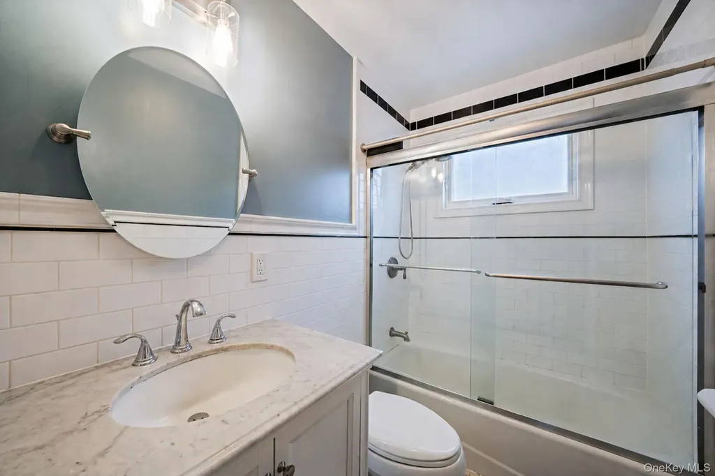 253 E Riviera Drive Lindenhurst NY 11757