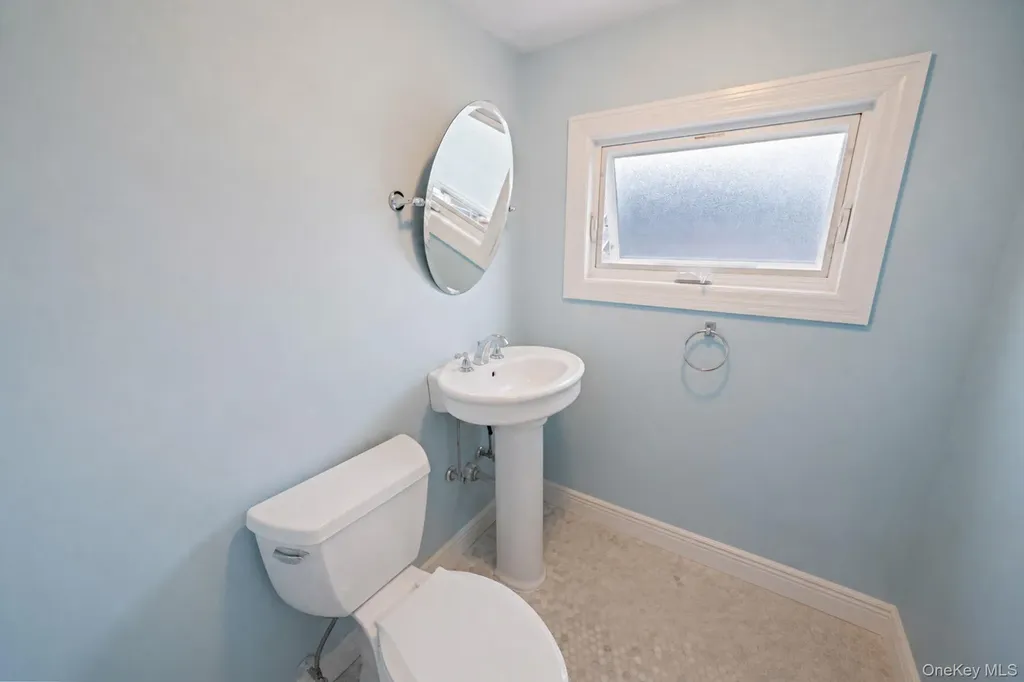 253 E Riviera Drive Lindenhurst NY 11757