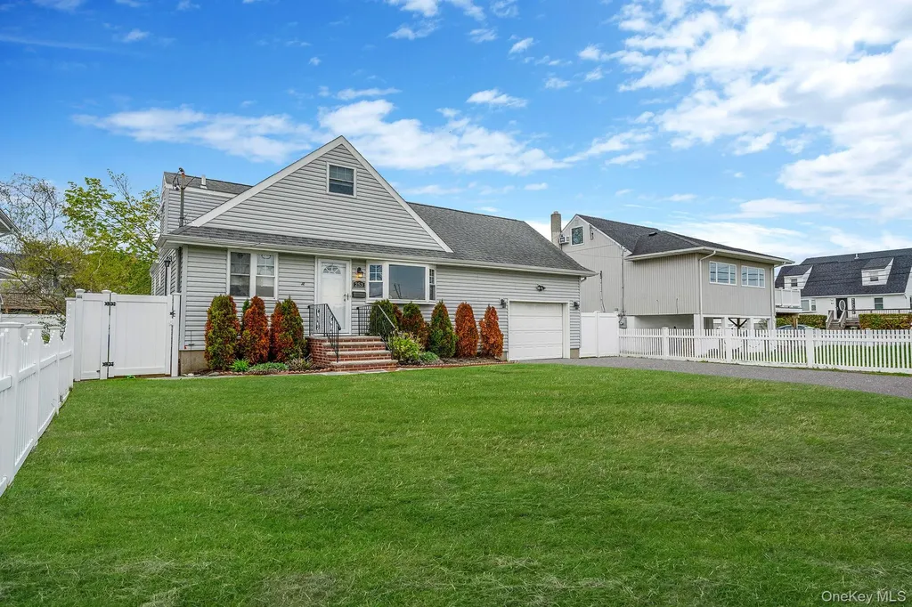 253 E Riviera Drive Lindenhurst NY 11757