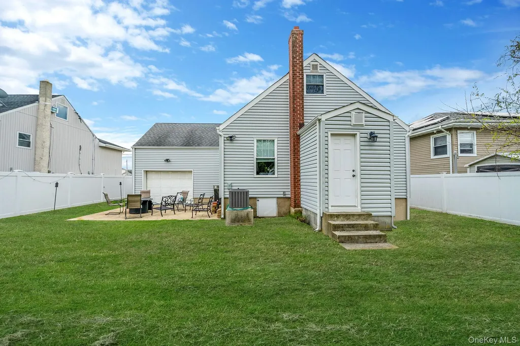 253 E Riviera Drive Lindenhurst NY 11757