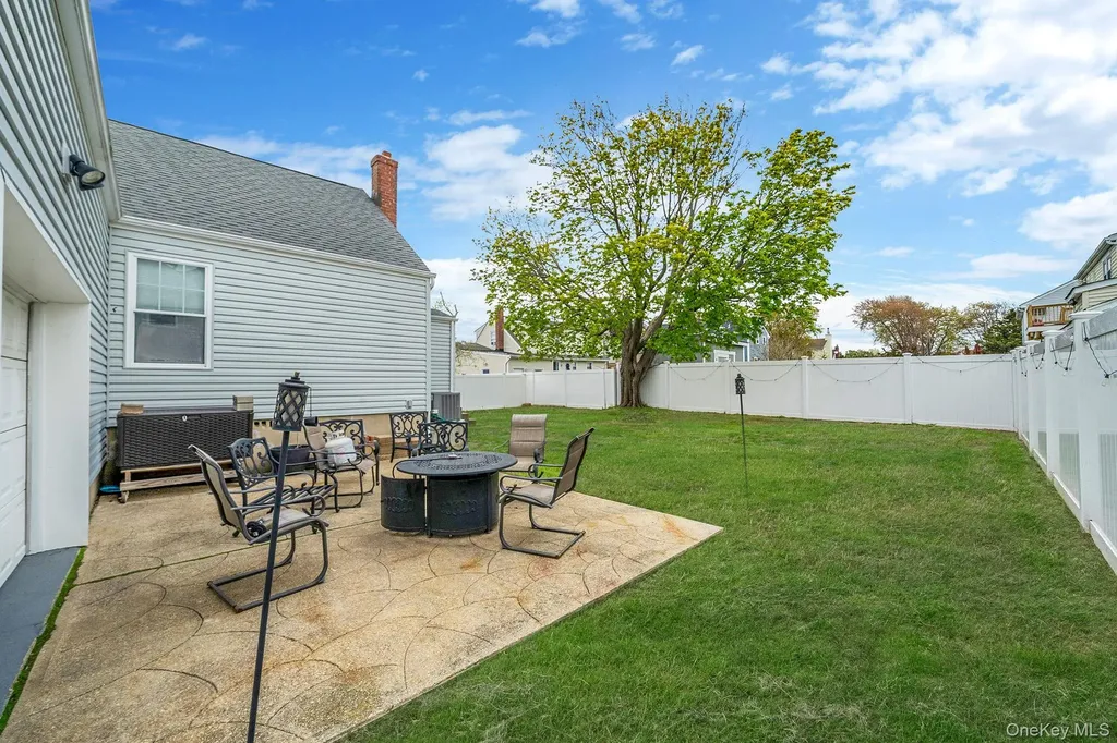 253 E Riviera Drive Lindenhurst NY 11757