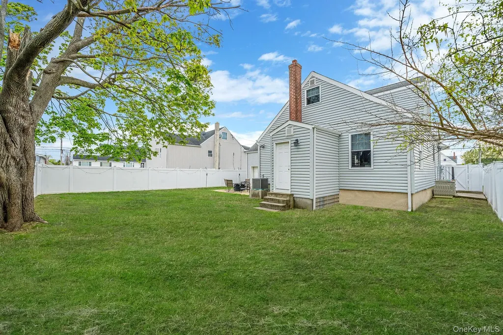 253 E Riviera Drive Lindenhurst NY 11757
