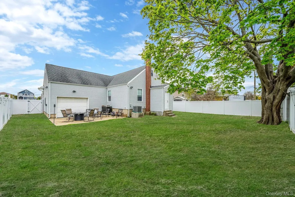 253 E Riviera Drive Lindenhurst NY 11757