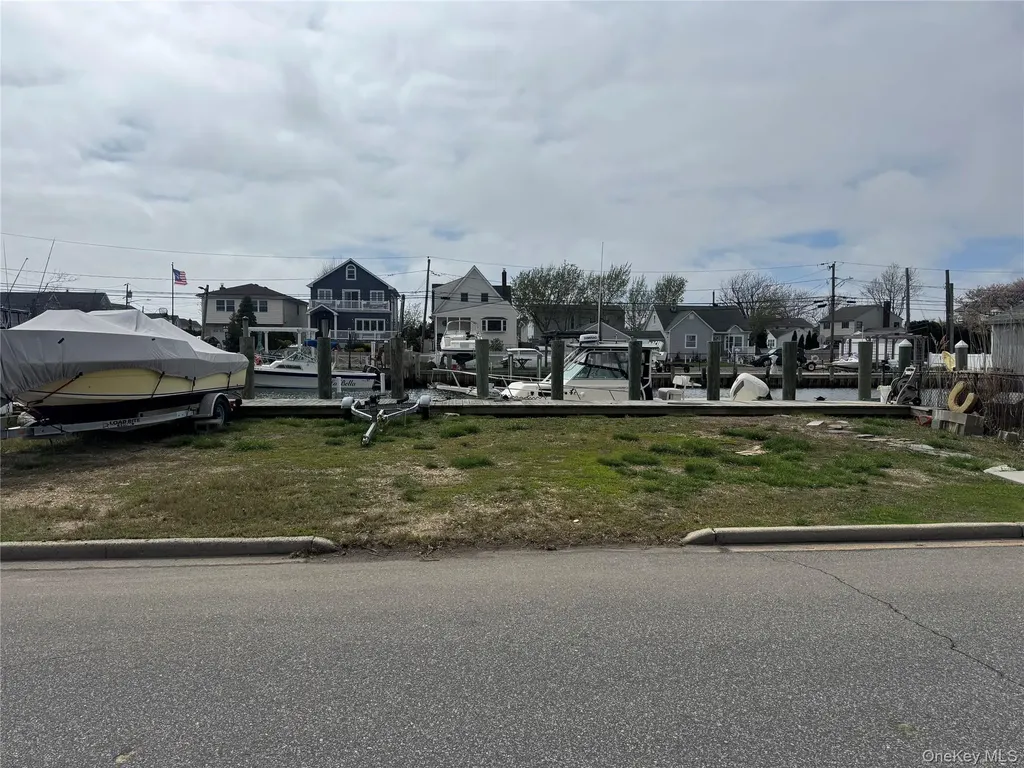253 E Riviera Drive Lindenhurst NY 11757