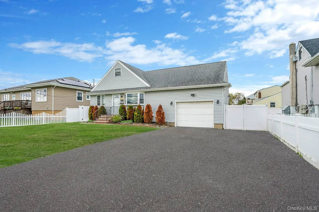 253 E Riviera Drive Lindenhurst NY 11757