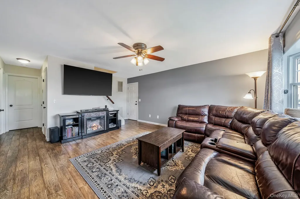 253 E Riviera Drive Lindenhurst NY 11757