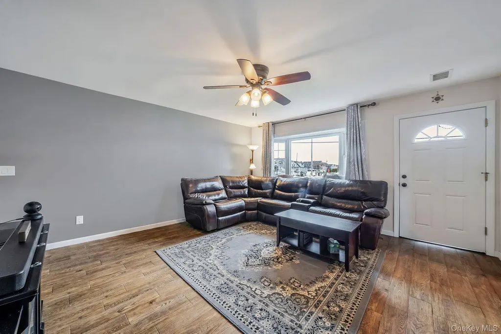253 E Riviera Drive Lindenhurst NY 11757