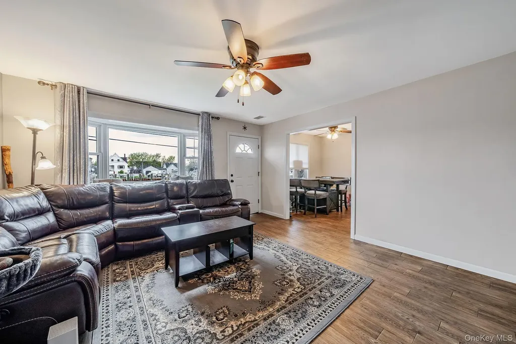 253 E Riviera Drive Lindenhurst NY 11757