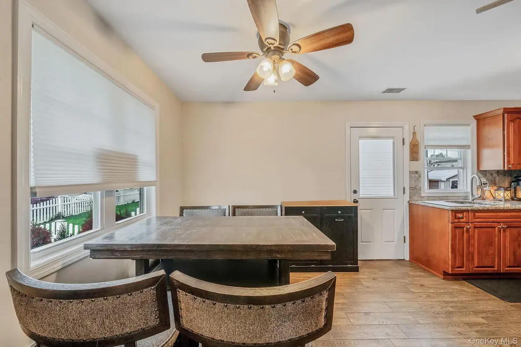 253 E Riviera Drive Lindenhurst NY 11757