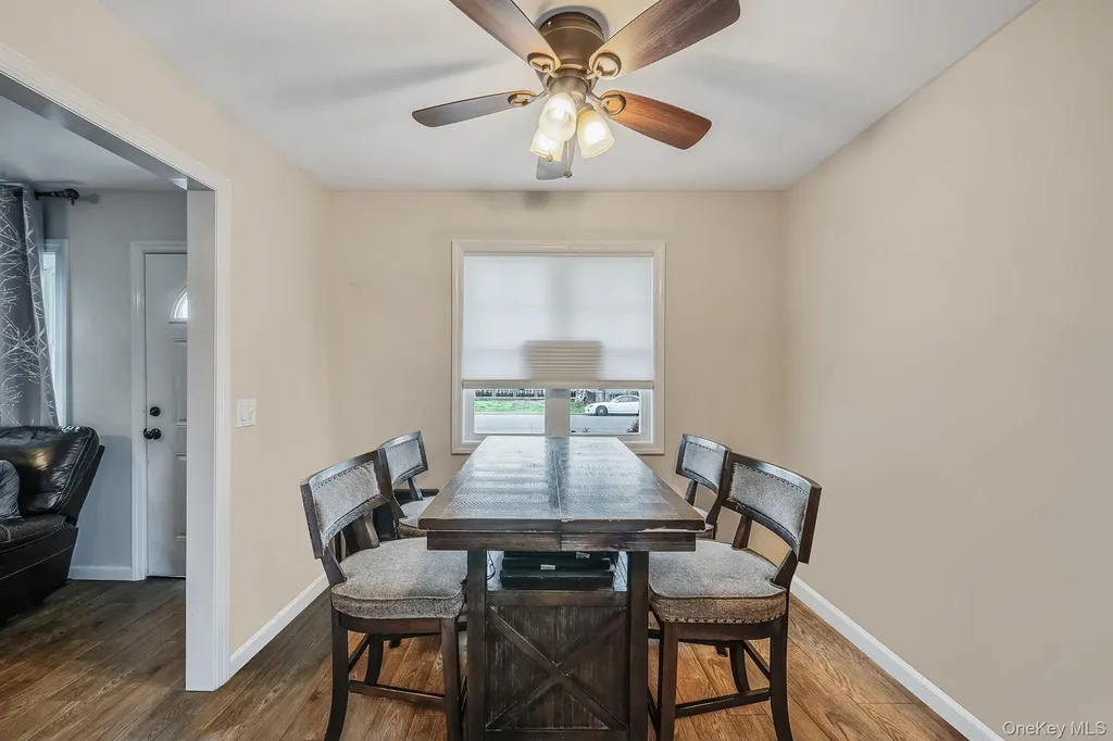253 E Riviera Drive Lindenhurst NY 11757