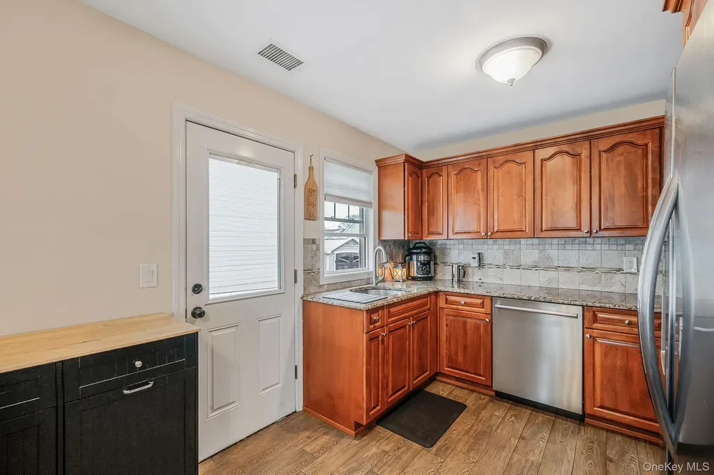 253 E Riviera Drive Lindenhurst NY 11757