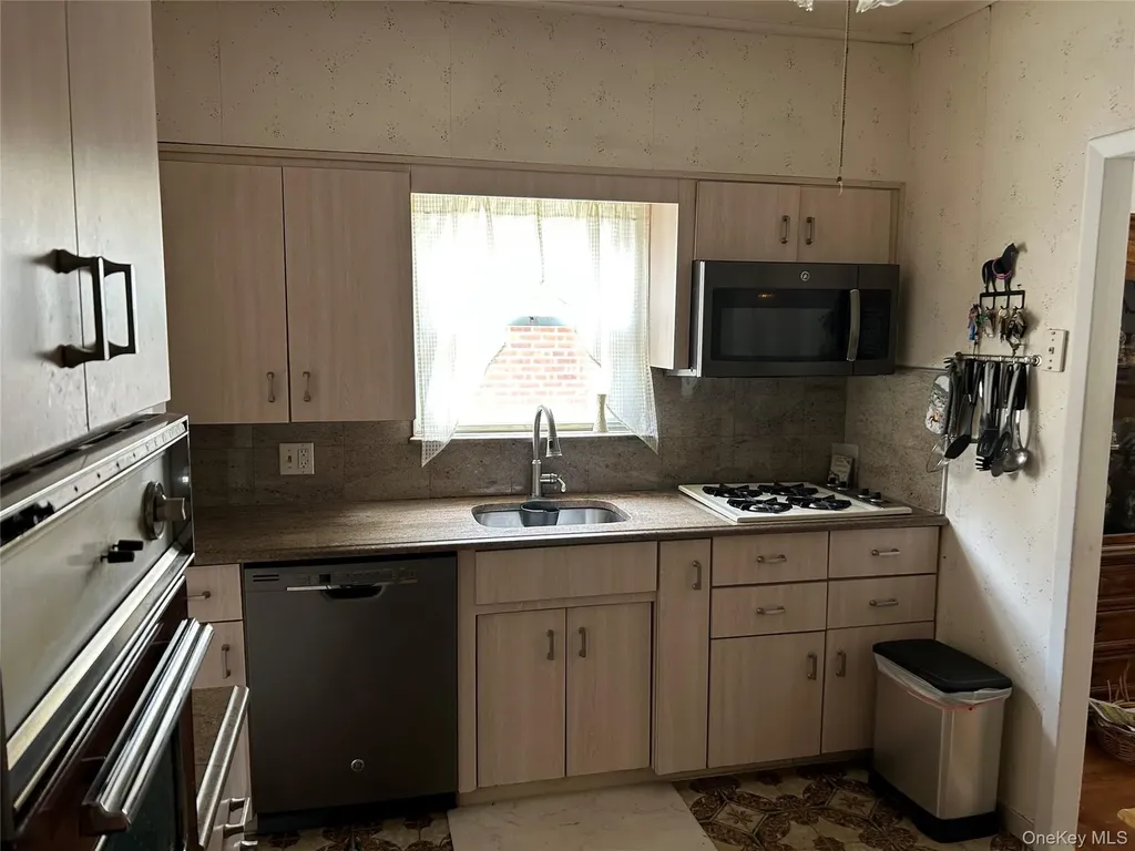 4735 196th Place Flushing NY 11358