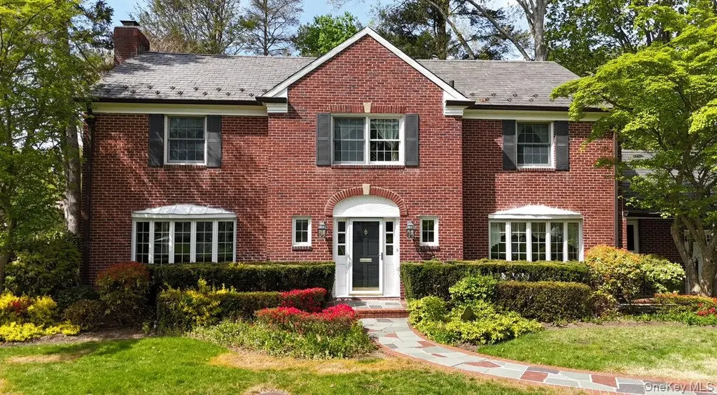 695 Hunt Lane Manhasset NY 11030