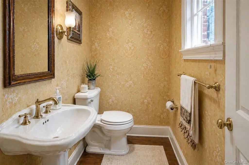 695 Hunt Lane Manhasset NY 11030