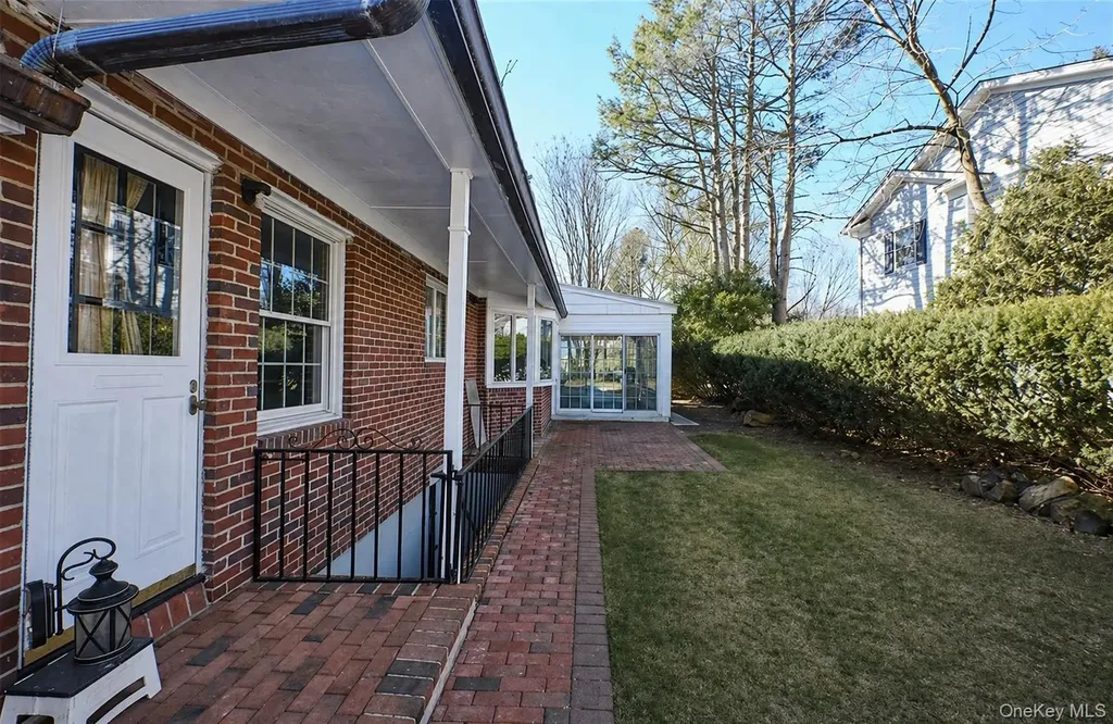 695 Hunt Lane Manhasset NY 11030