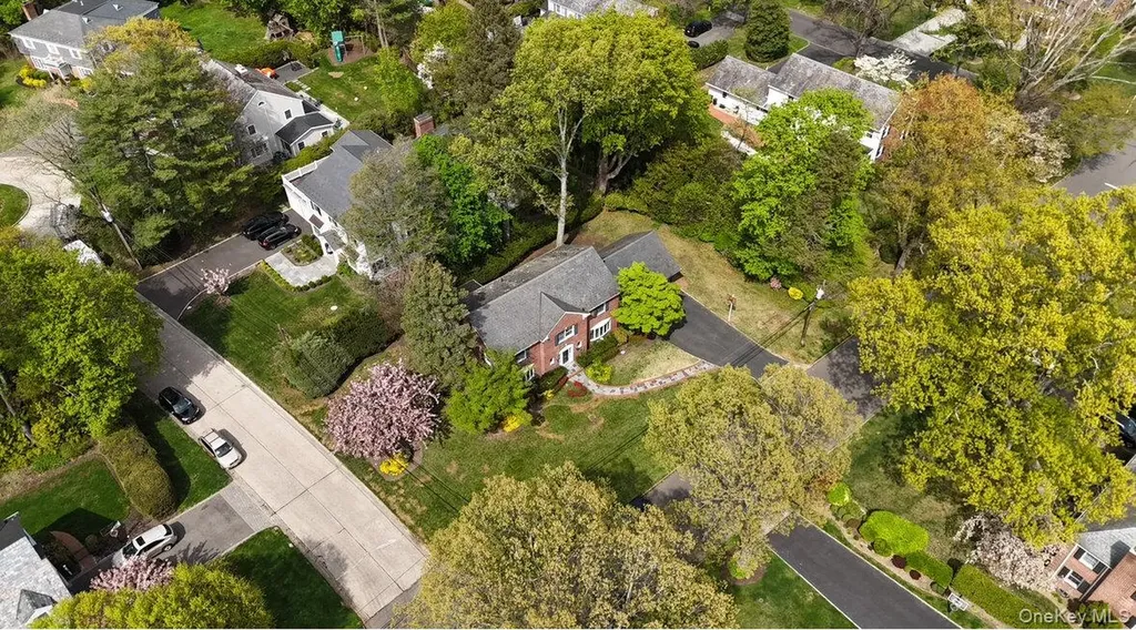 695 Hunt Lane Manhasset NY 11030