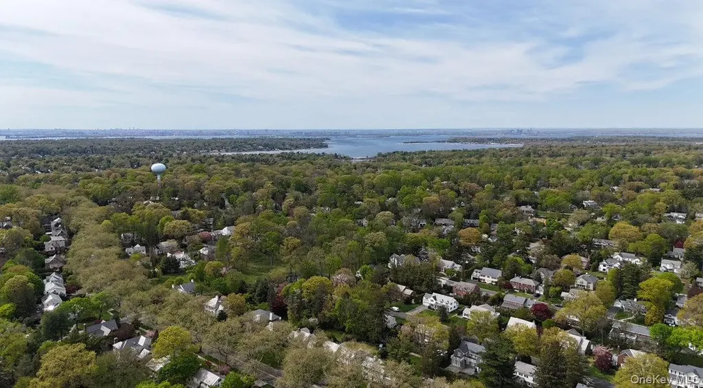 695 Hunt Lane Manhasset NY 11030