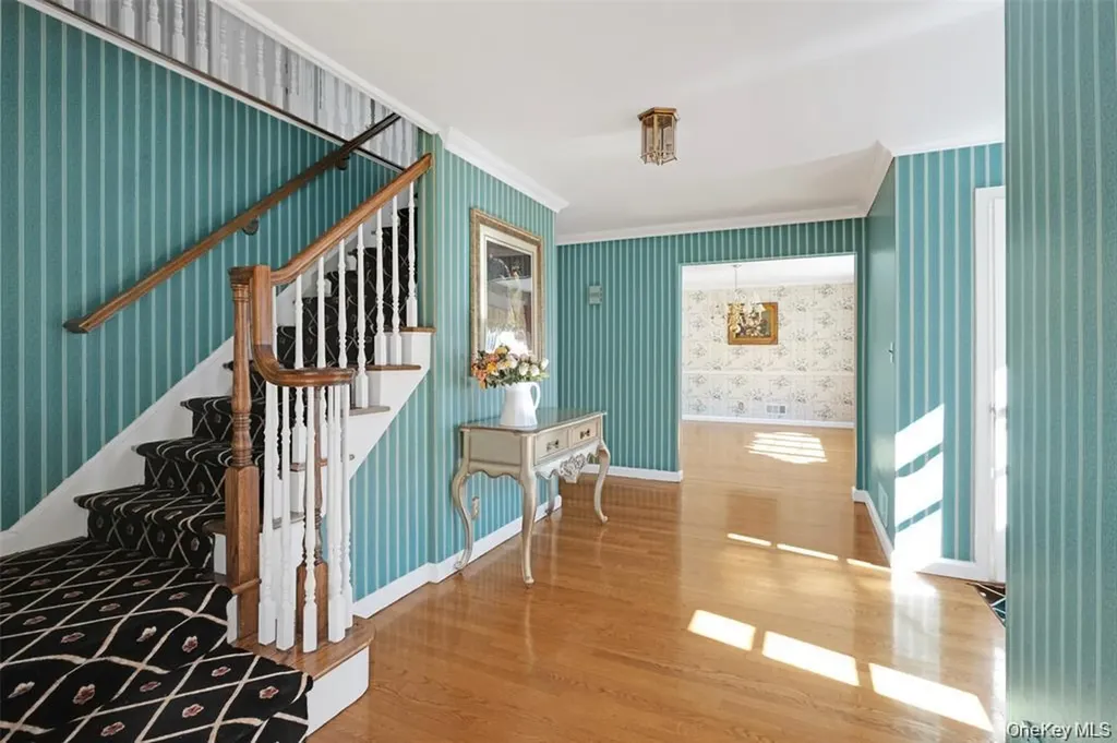 695 Hunt Lane Manhasset NY 11030