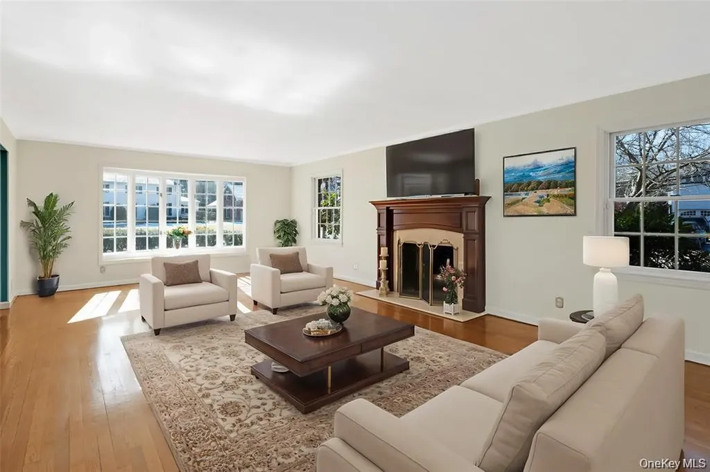 695 Hunt Lane Manhasset NY 11030