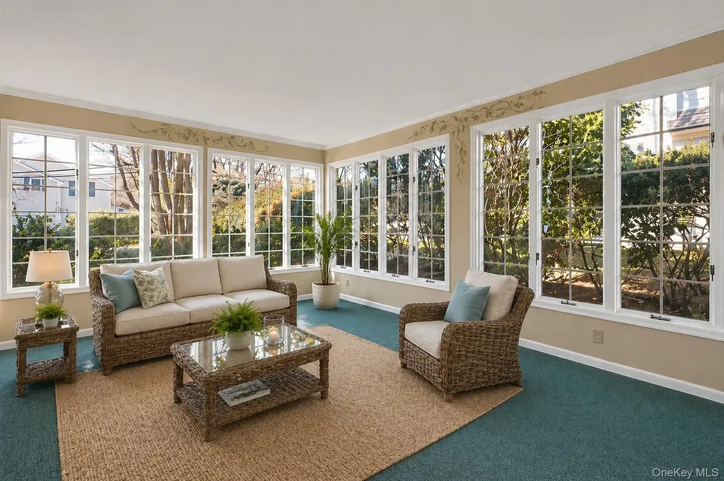 695 Hunt Lane Manhasset NY 11030