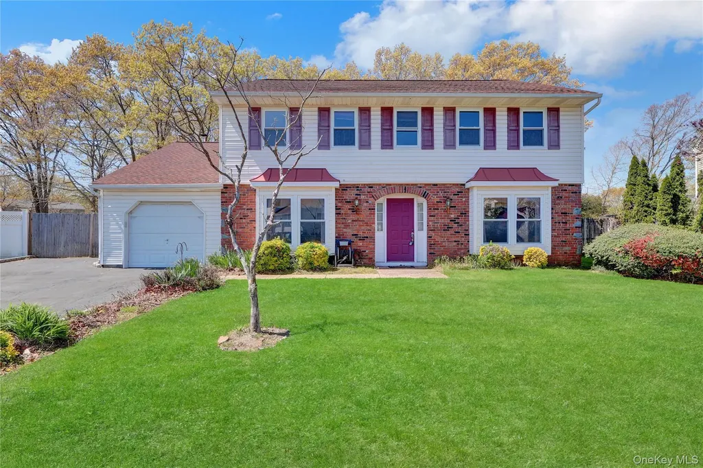 58 Glenmere Way Holbrook NY 11741