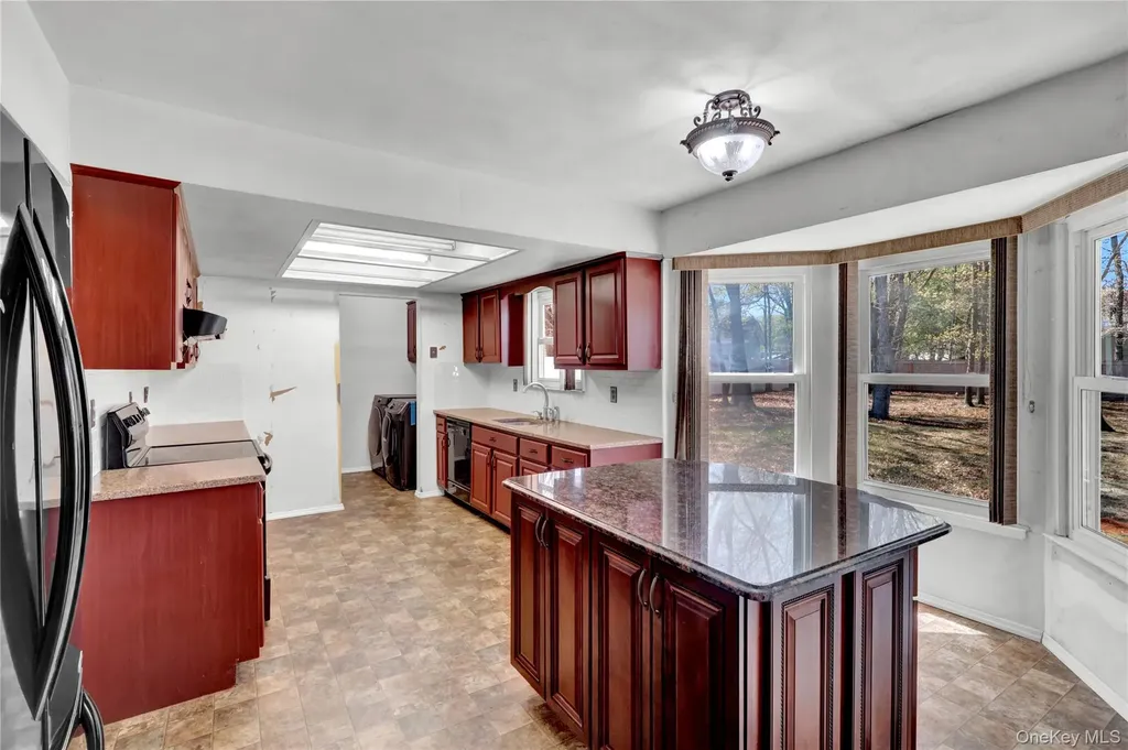 58 Glenmere Way Holbrook NY 11741