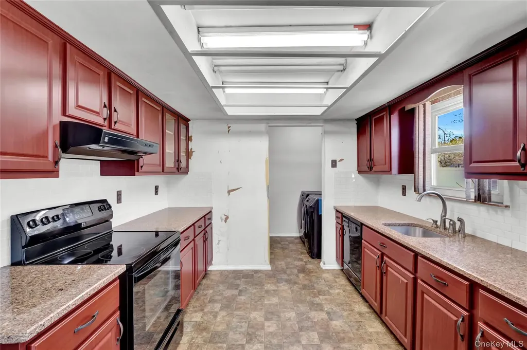 58 Glenmere Way Holbrook NY 11741