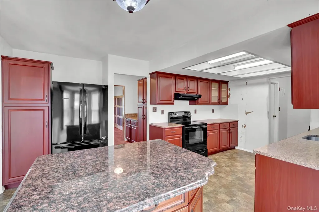 58 Glenmere Way Holbrook NY 11741