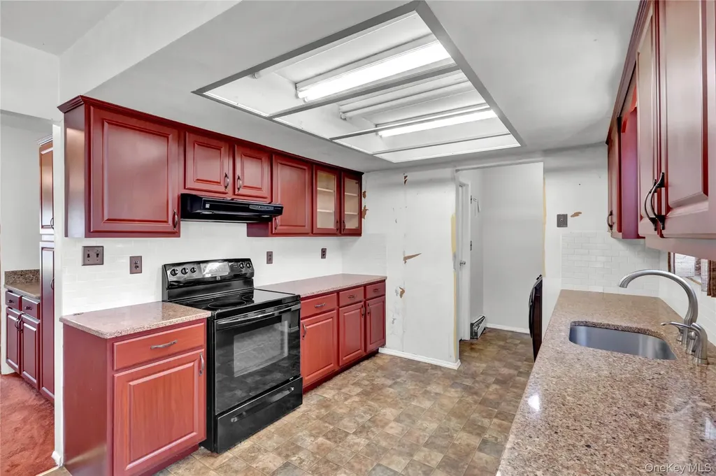 58 Glenmere Way Holbrook NY 11741