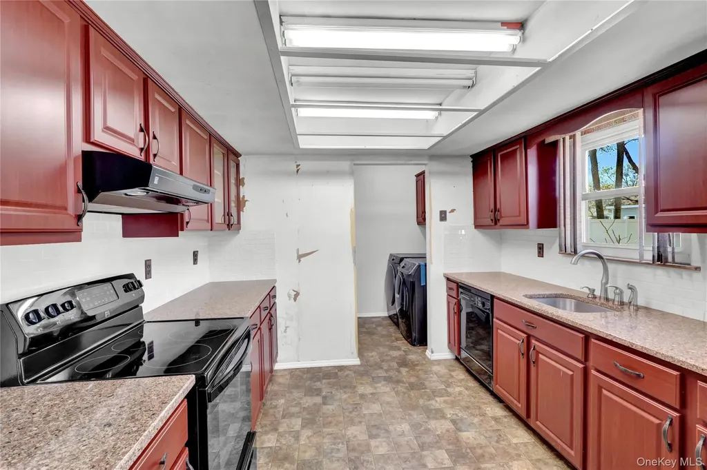 58 Glenmere Way Holbrook NY 11741