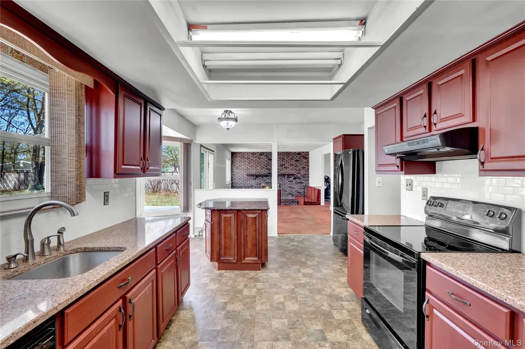 58 Glenmere Way Holbrook NY 11741