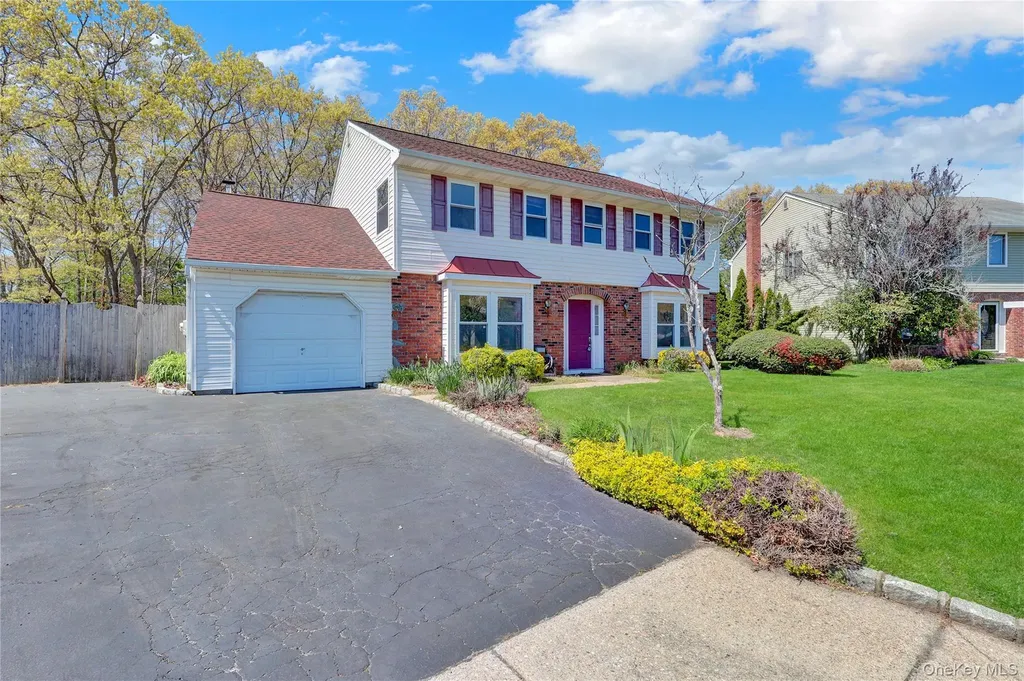 58 Glenmere Way Holbrook NY 11741