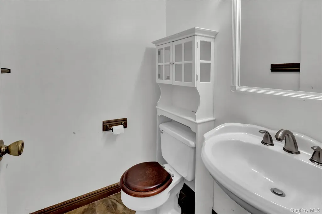 58 Glenmere Way Holbrook NY 11741