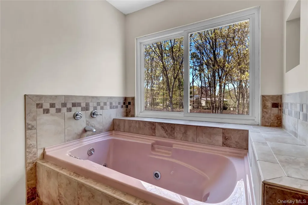 58 Glenmere Way Holbrook NY 11741