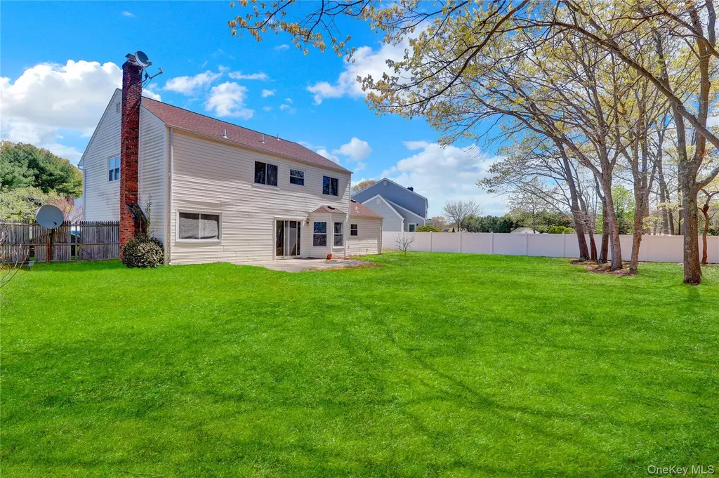 58 Glenmere Way Holbrook NY 11741
