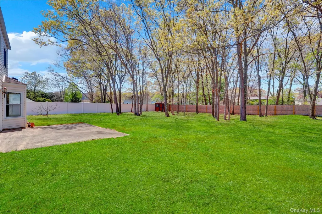 58 Glenmere Way Holbrook NY 11741