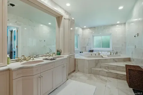 10 Fox Meadow Lane Lloyd Harbor NY 11743