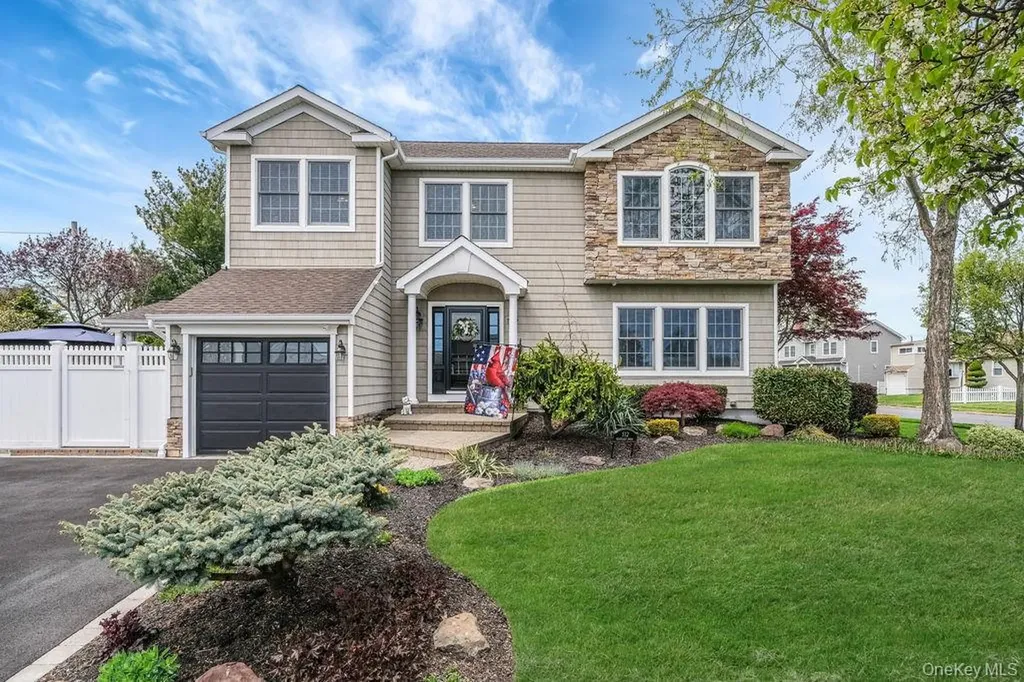 512 Heathcliff Drive Seaford NY 11783